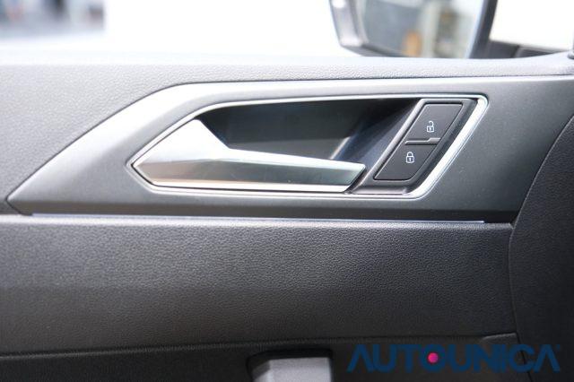 VOLKSWAGEN Polo 1.0 TSI DSG R-LINE AUTOMATICA NEOPATENTATI