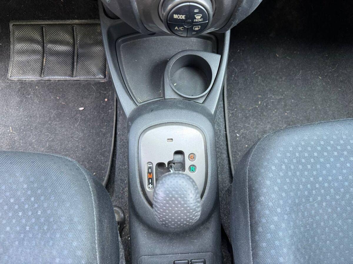 Toyota Yaris 1.3 dual Sol 5p m-mt
