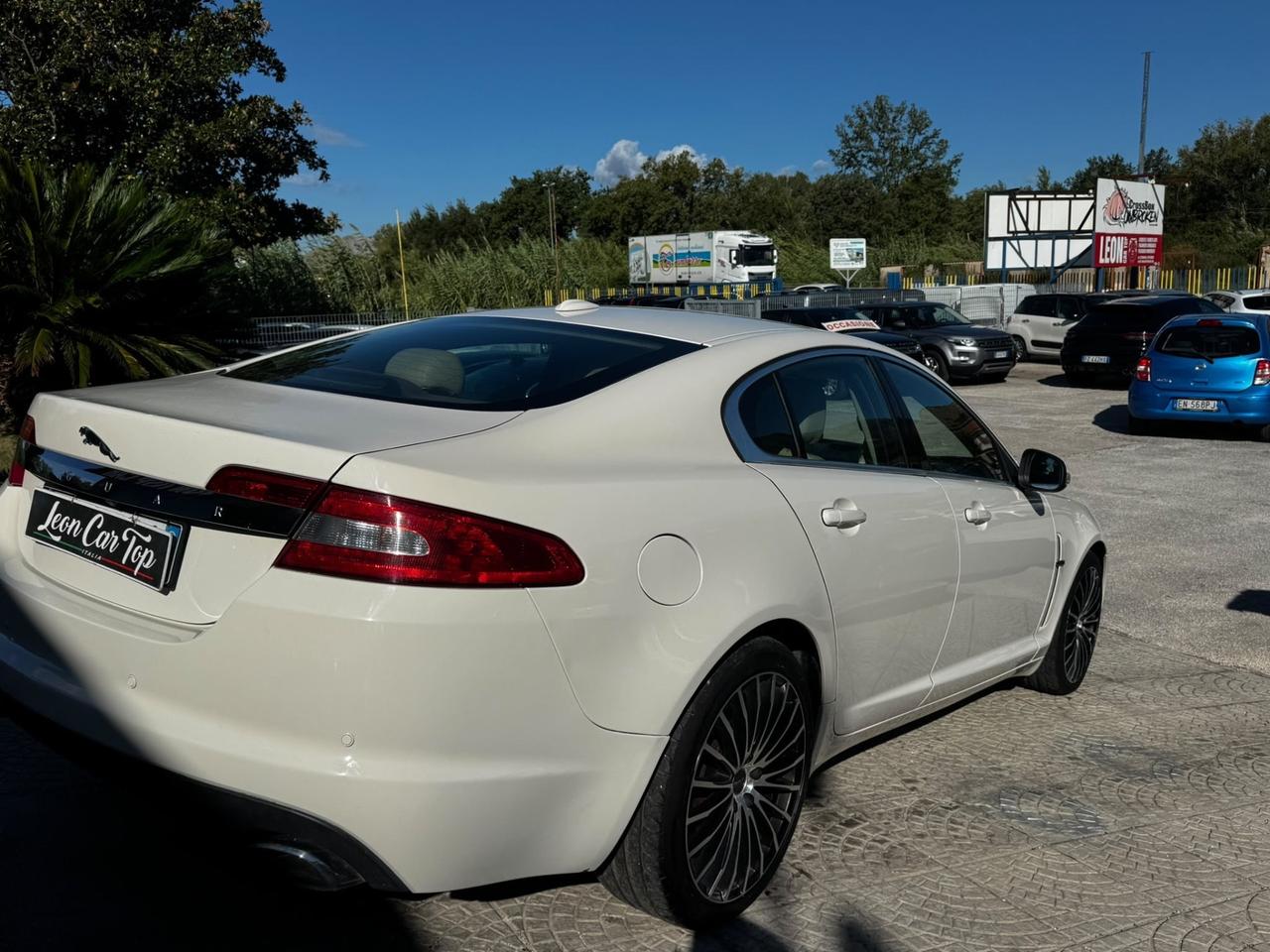 Jaguar XF 2.7D V6 Premium Luxury tagliandata e fatta distribuzione