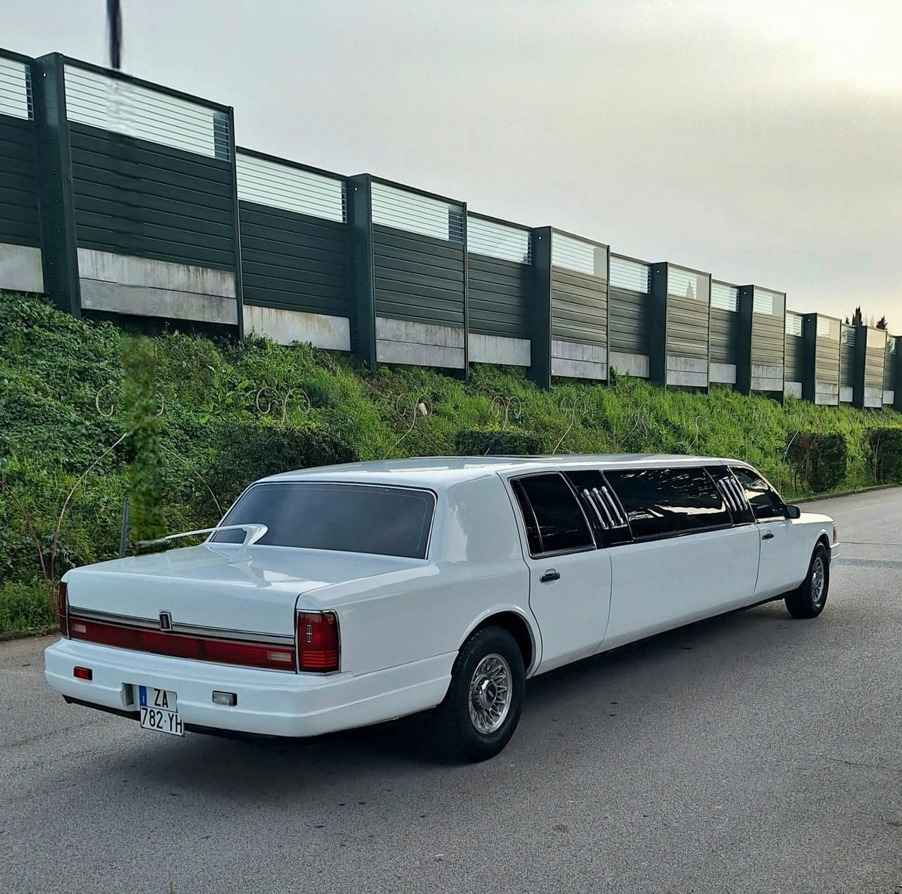 Lincoln Continental LIMOUSINE Town Car Stretch 9 Posti