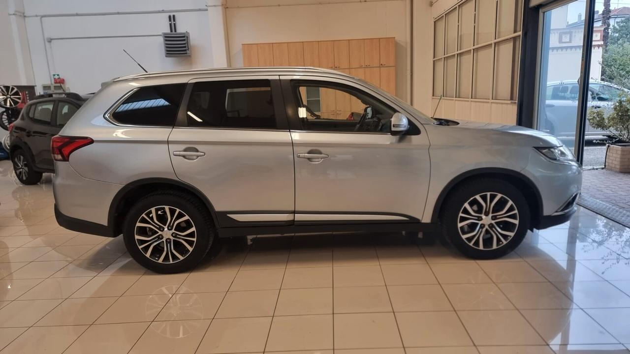 Mitsubishi Outlander 2.2 DI-D 4WD Instyle Plus Navi