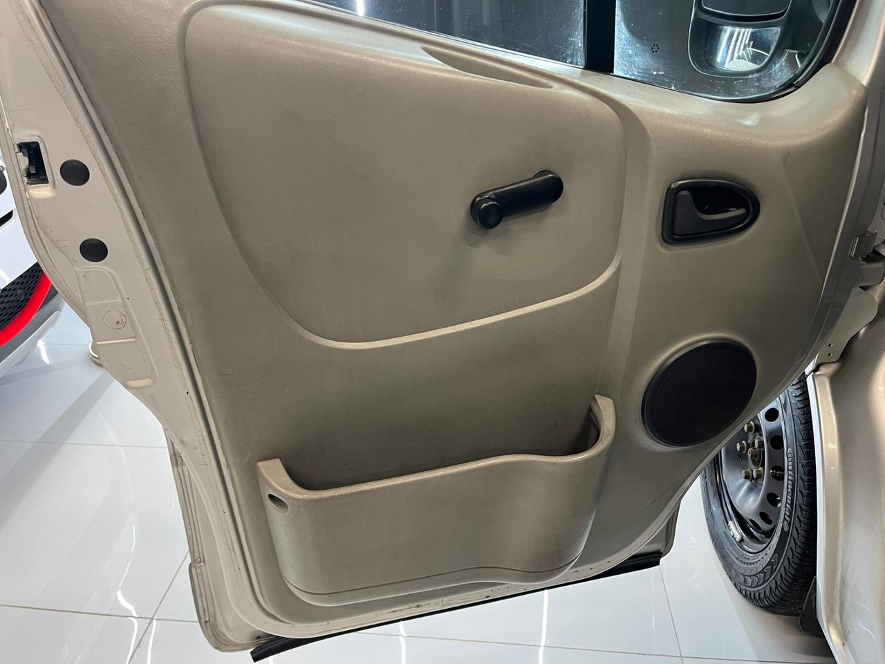 Renault Trafic T29 2.0 dCi/90 PL-TN Passenger Confort 9 POSTI