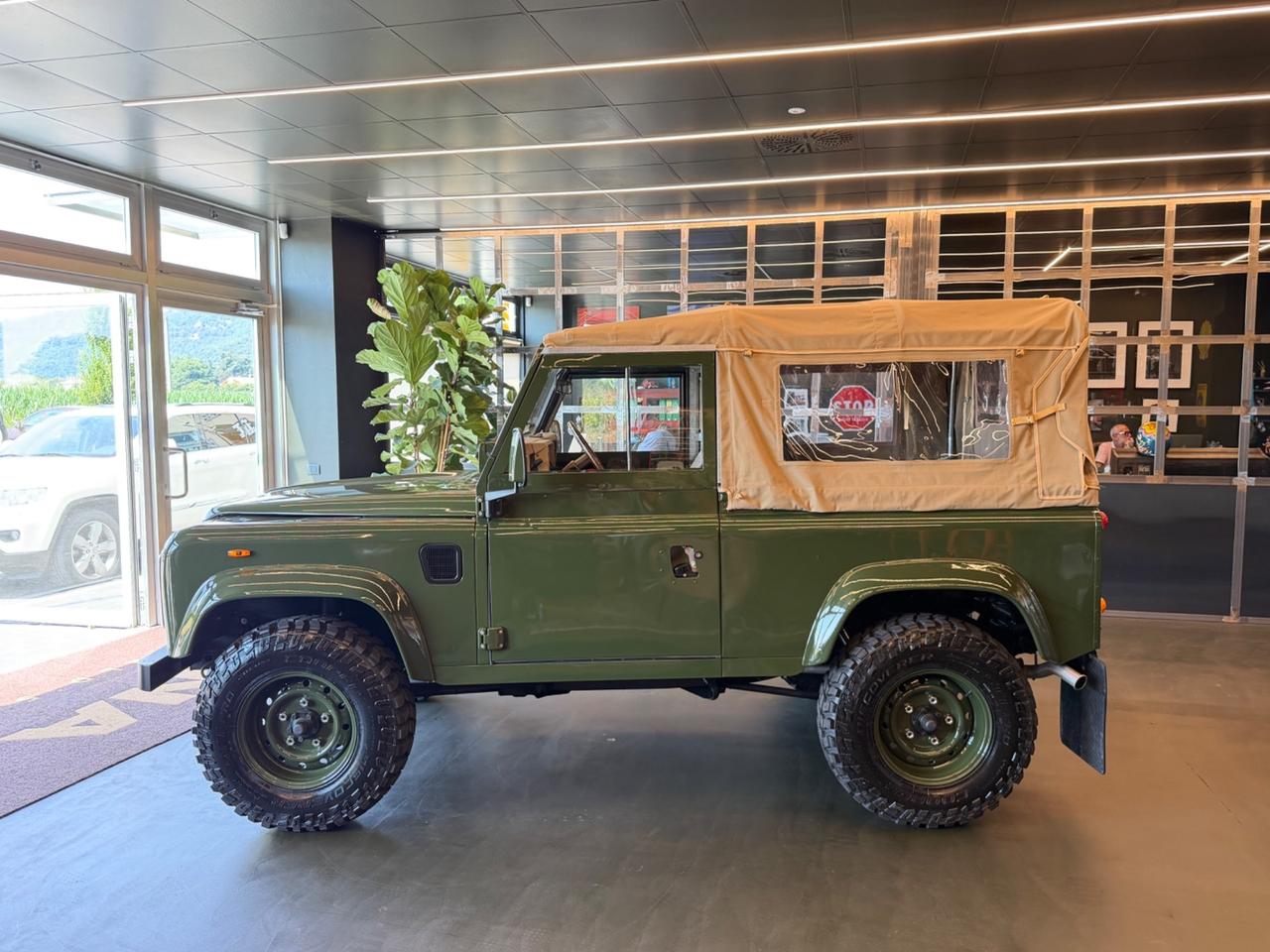 Land Rover Defender 90 diesel Soft-top 19J
