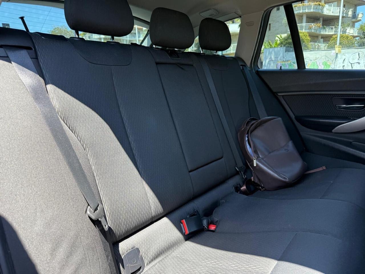 Bmw 318d Touring Business aut. Navi Professional Fari Xeno
