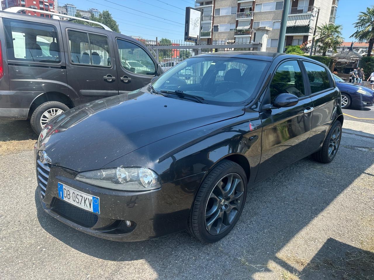 Alfa Romeo 147 1.9 JTD (120) 5 porte Black Line