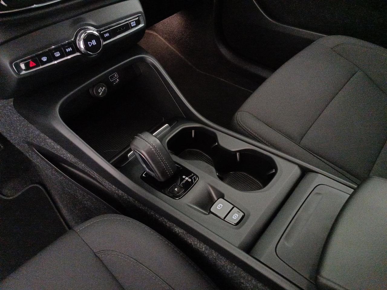 VOLVO XC40 2.0 b4 Momentum awd auto my21