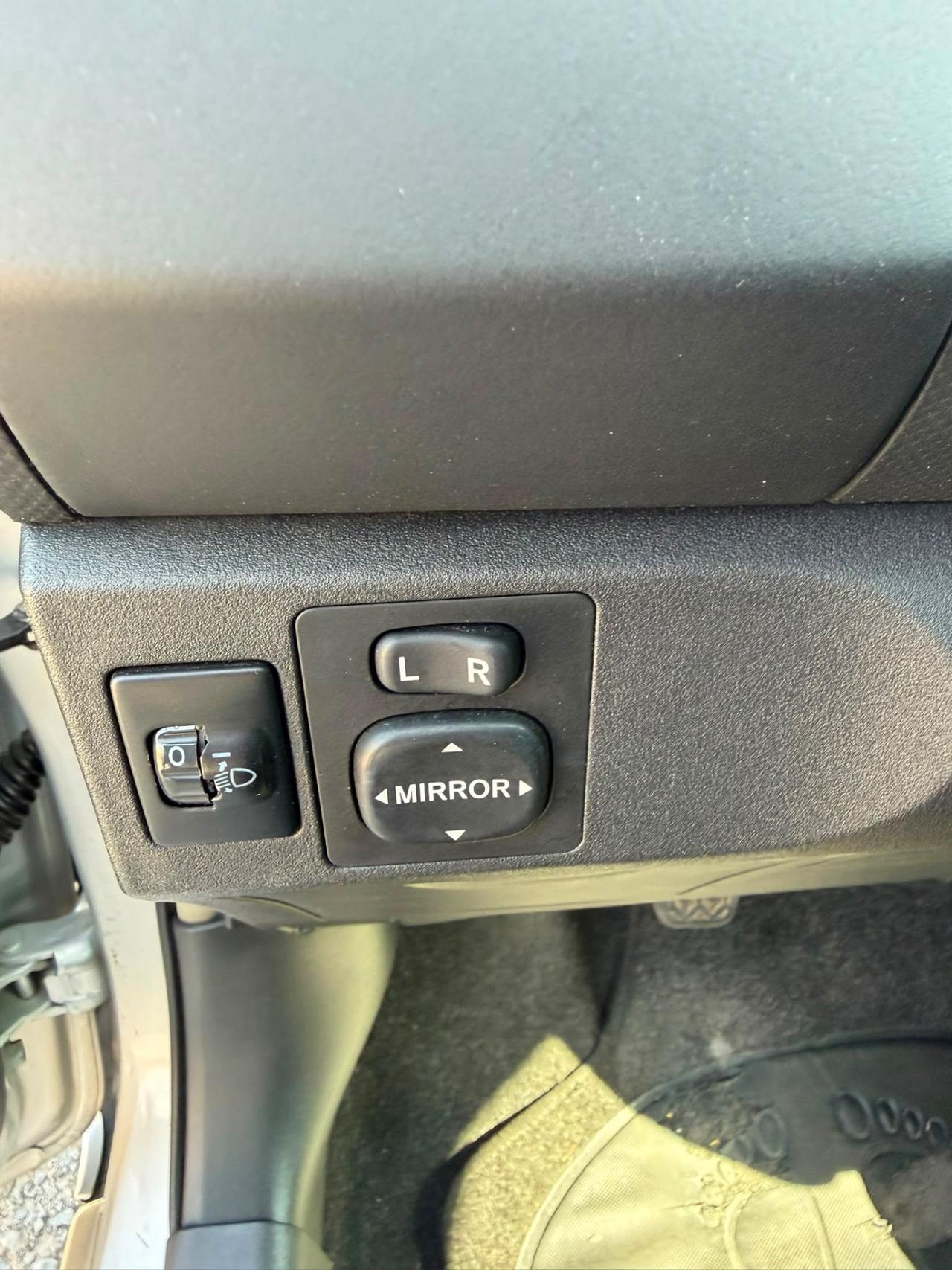 Toyota Yaris Benzina-5 Porte- Neopatentati- Clima