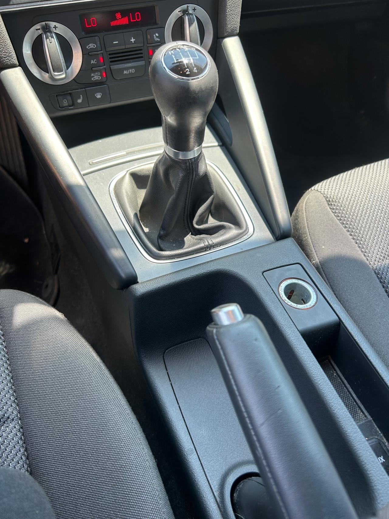 Audi A3 2.0 TDI 105 cv Attraction-2011/CLIMA