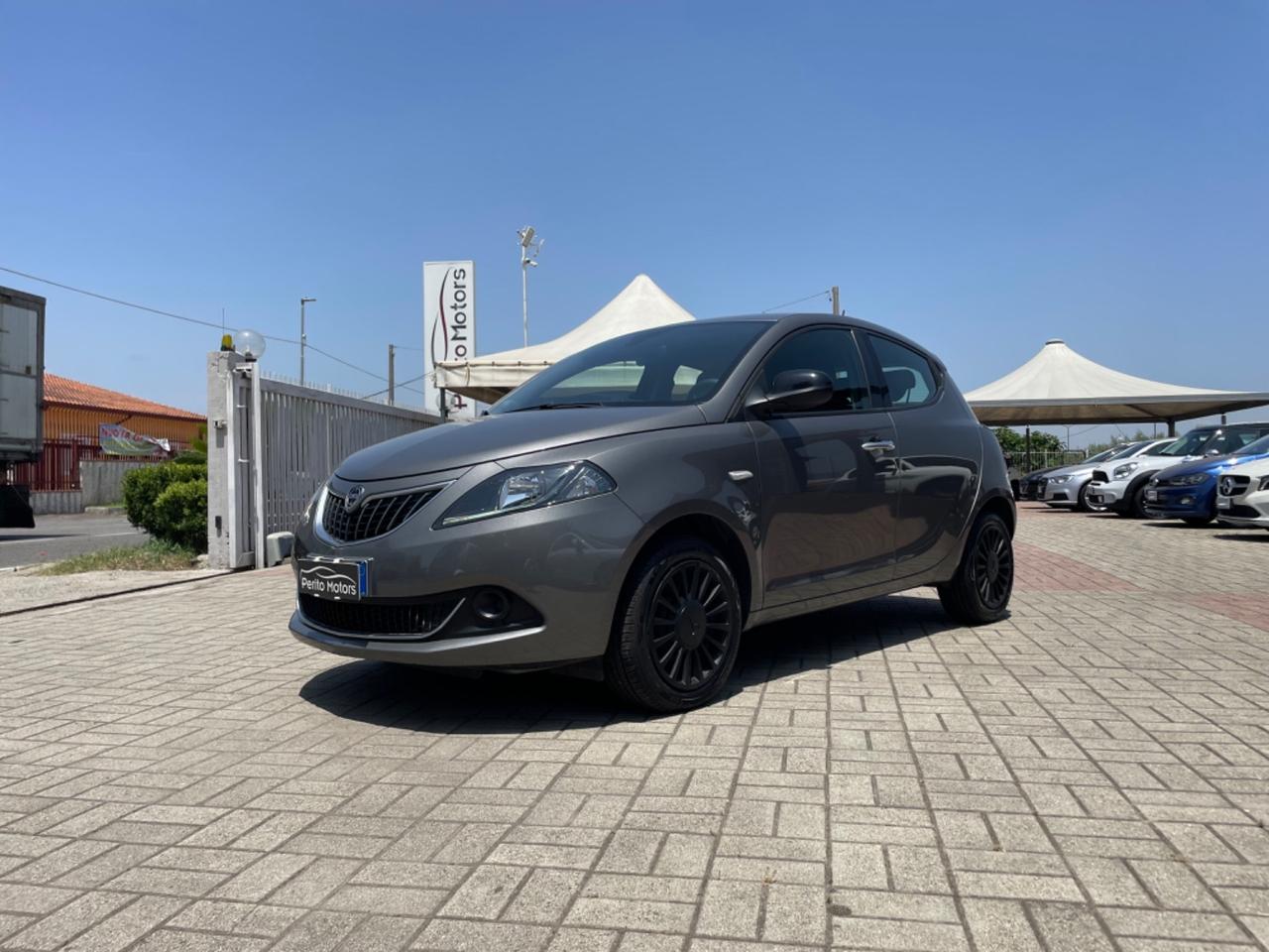 Lancia Ypsilon 1.0 FireFly 5 porte S&S Hybrid Ecochic Silver