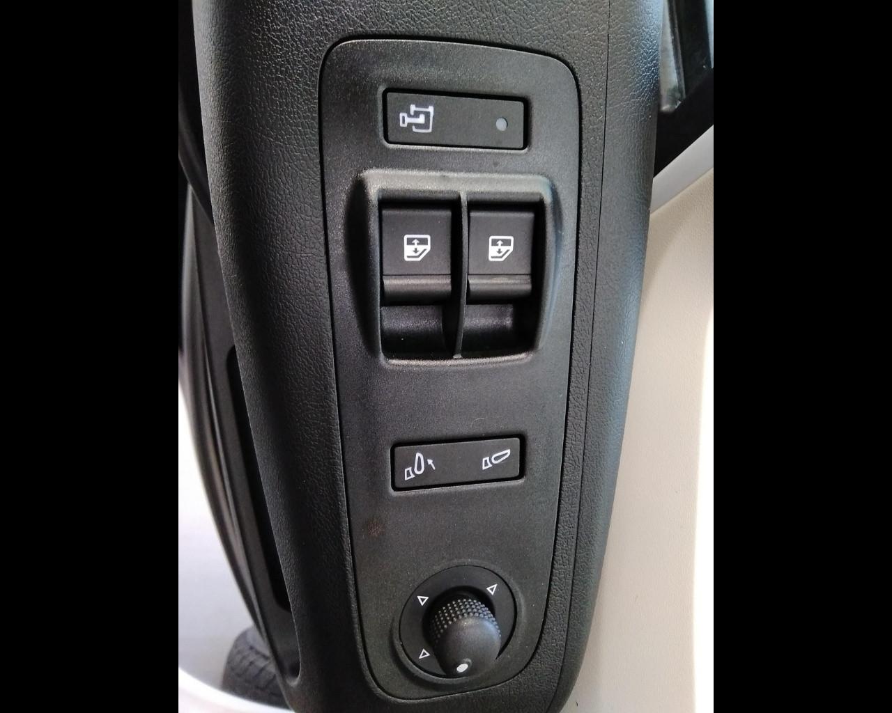 PEUGEOT Boxer 335 2.2 bluehdi 140cv S&S Vetrato allestito con sollevatore