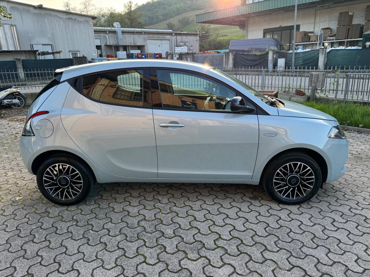 Lancia Ypsilon 1.0 FireFly 5 porte S&S Hybrid Platino