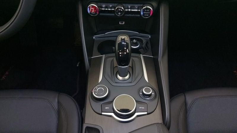 Alfa Romeo Giulia SUPER 2.2 TURBO AT8 180CV