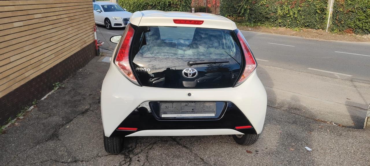 Toyota Aygo 1.0 VVT-i 69 CV 5 porte x-play TSS