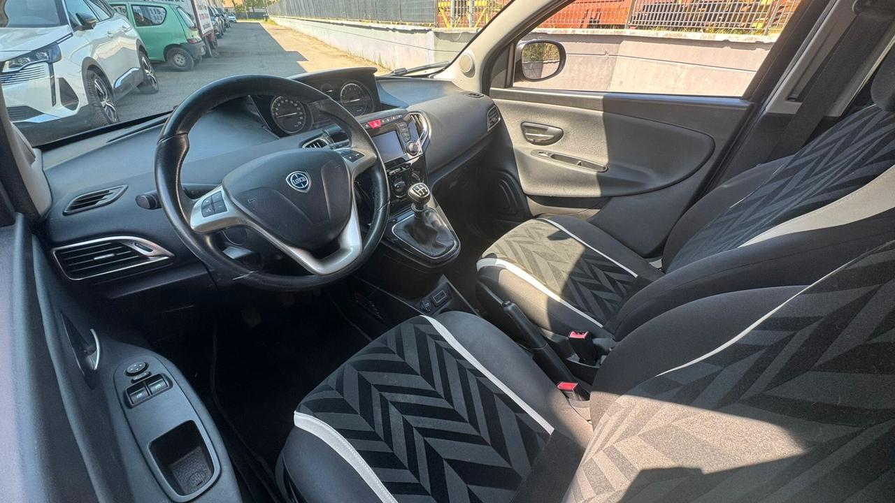 Lancia Ypsilon 0.9 TwinAir 85 CV 5 porte Metano Ecochic Platinum