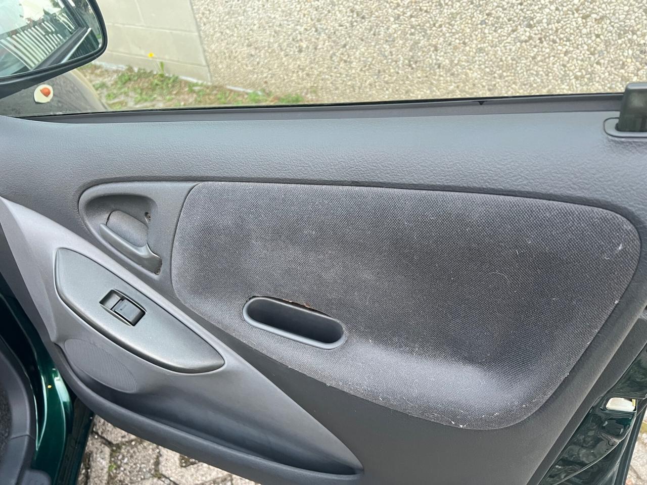 Toyota Yaris 1.0i 16V cat 5 porte Sol