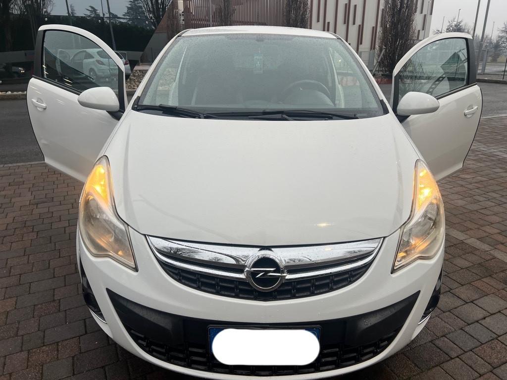 Opel Corsa 1.2 3 porte b-color