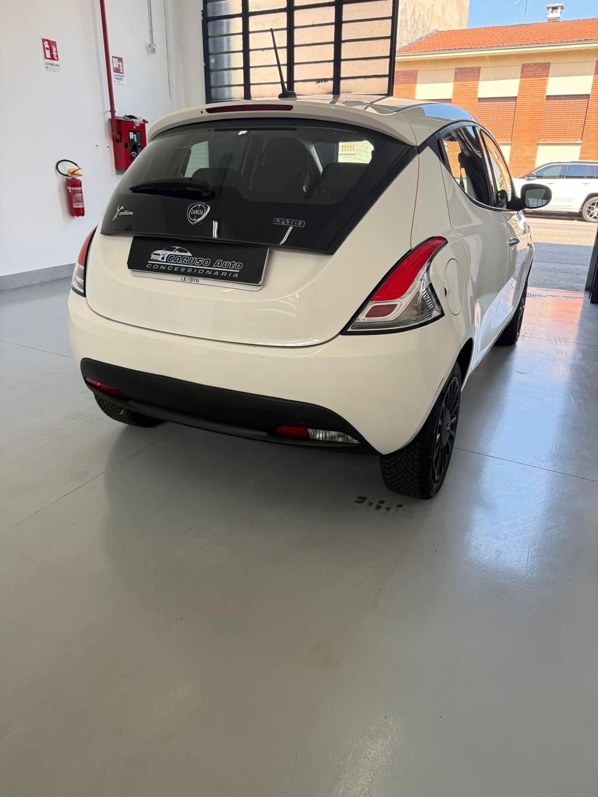 Lancia Ypsilon 1.0 FireFly 5 porte S&S Hybrid Ecochic Silver