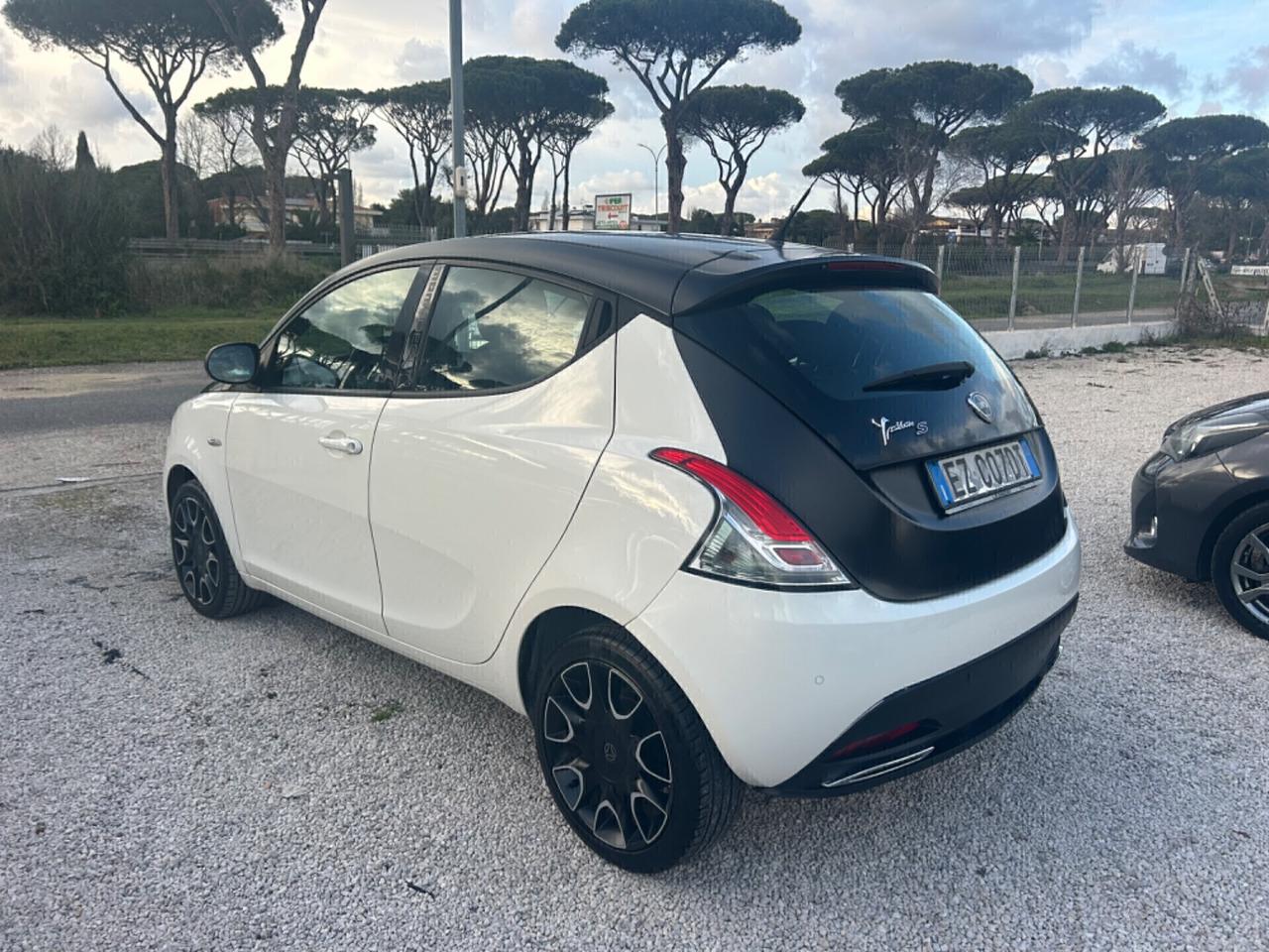 Lancia Ypsilon 1.2 69 CV 5 porte S Momodesign