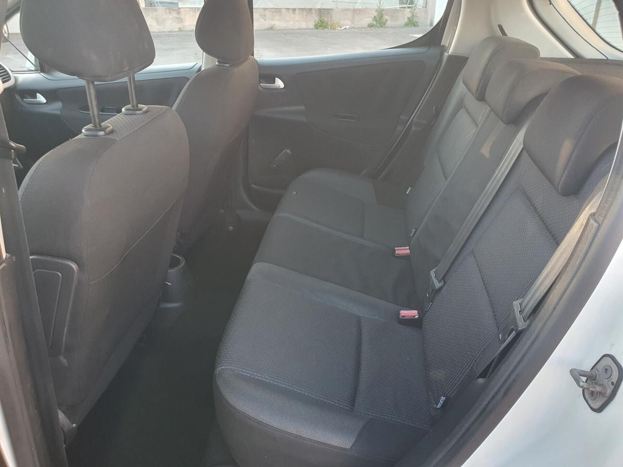 Peugeot 207 1.4 HDi 70CV 5p. Neopatent 2011