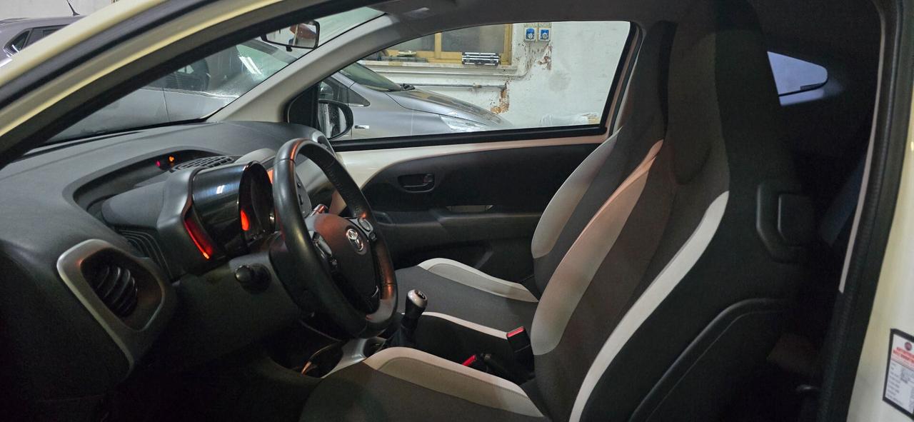 Toyota Aygo 1.0 VVT-i 69 CV 3 porte x-clusiv