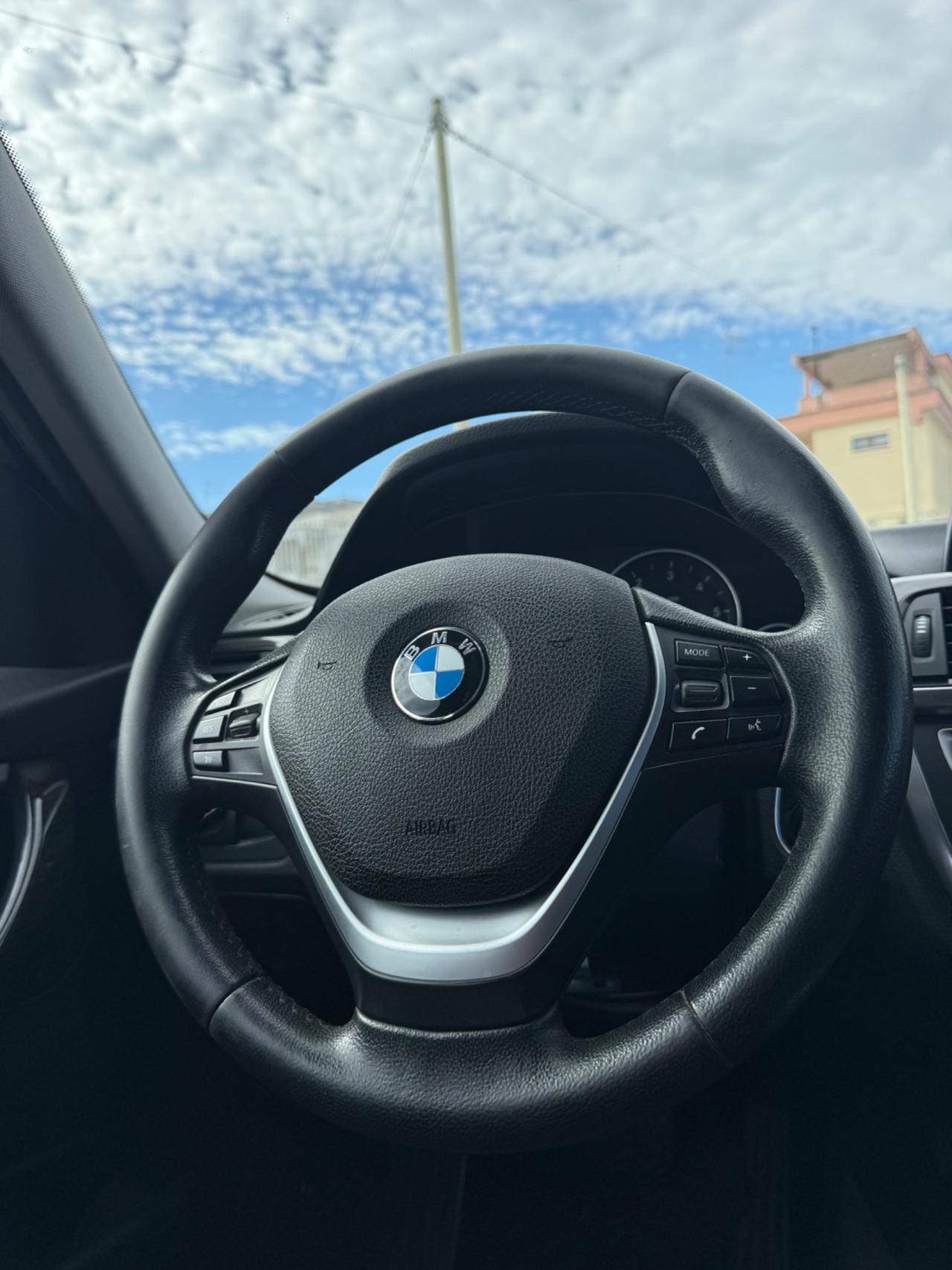 BMW 318d Touring Luxury,Navi,Bluetooth,Climatronic,Led+Xeno,ecc.