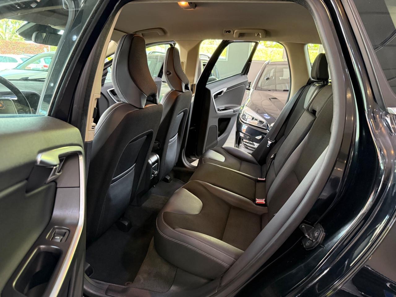 Volvo XC 60 2.4 d4 R-design awd 163cv MANUALE !!