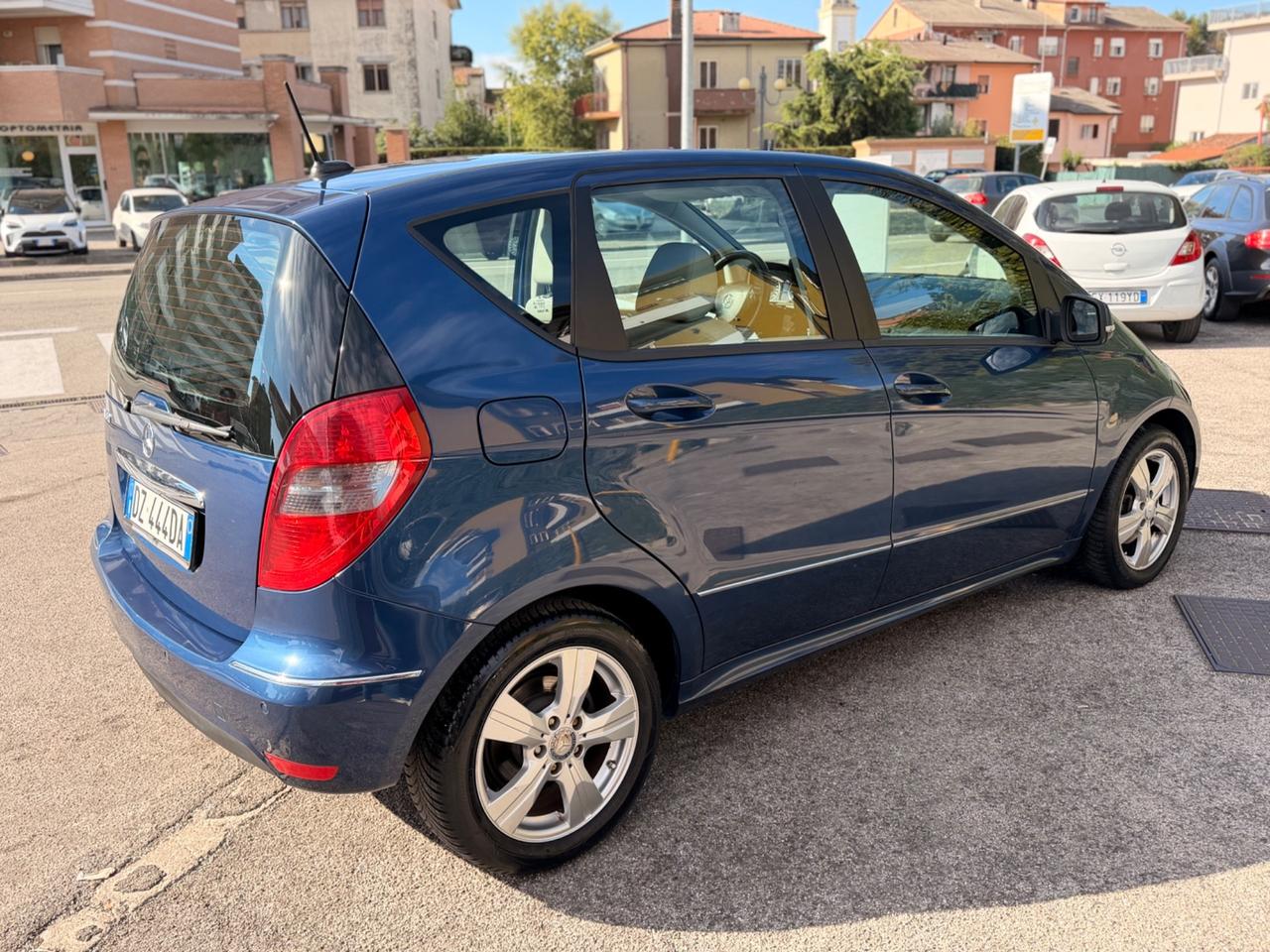 MERCEDES A180 automatico benzina neopatentati