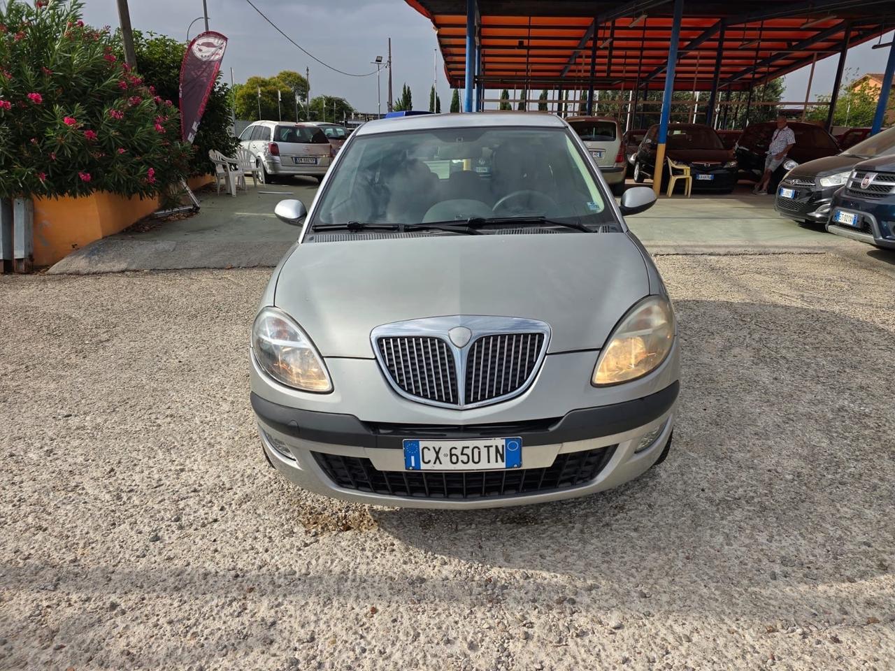 Lancia Ypsilon 1.2 16V Oro