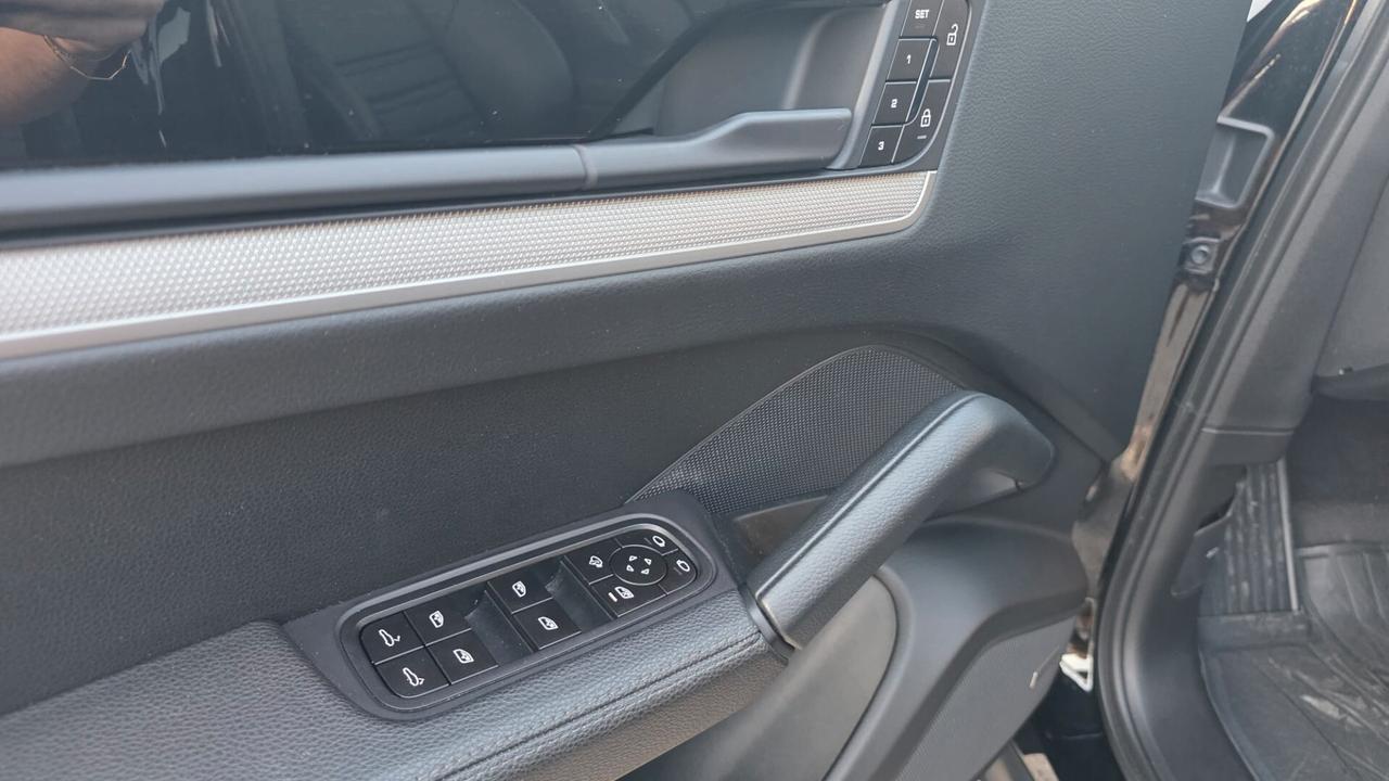 Porsche Cayenne Coupé 3 schermi Full