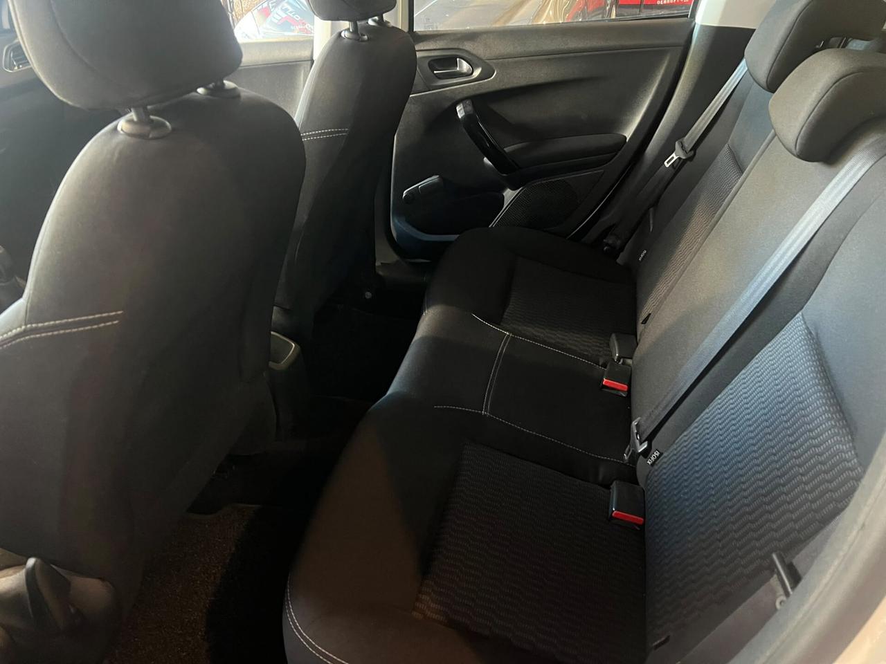 Peugeot 208 1.6 HDi 75 CV 10/2015