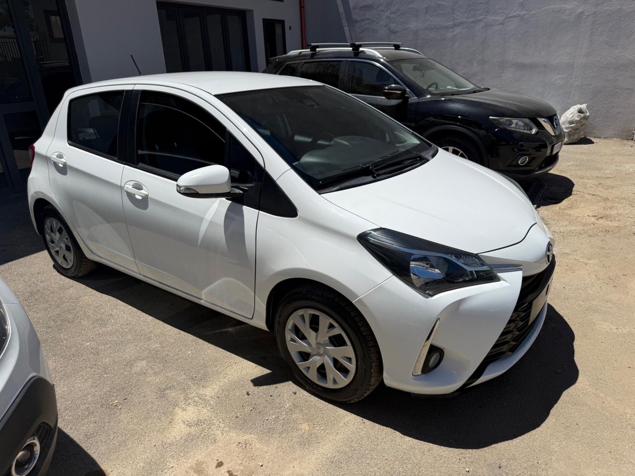 Toyota Yaris 1.5 5 porte Lounge NUOVA