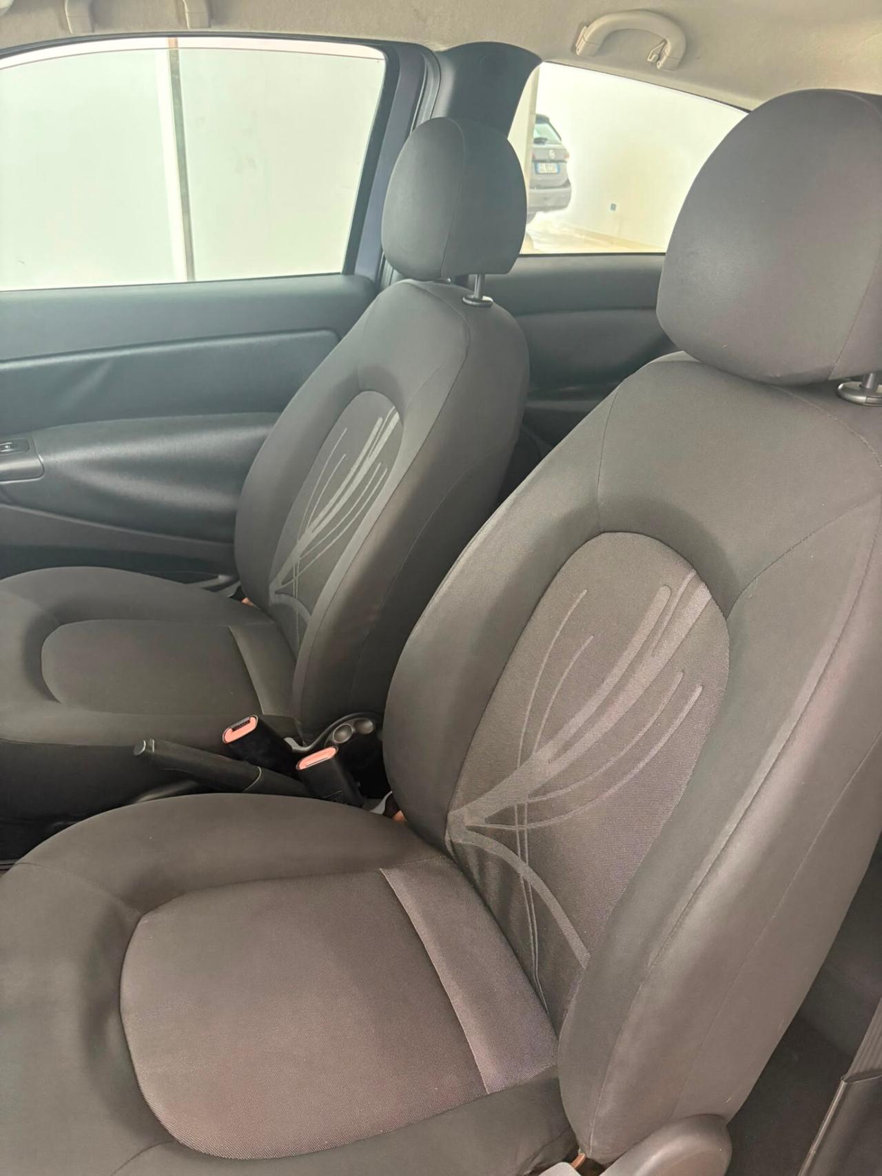 Lancia Ypsilon 1.3 MJT 75 CV Unyca