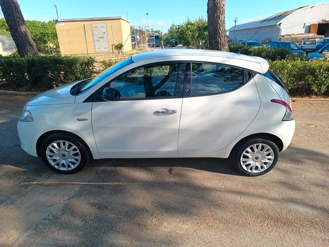 Lancia Ypsilon 1.2 69 CV 5 porte S&S Silver