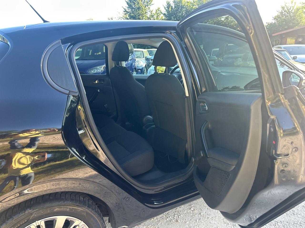 Peugeot 208 PureTech 82 5 porte Allure neopatentati permute