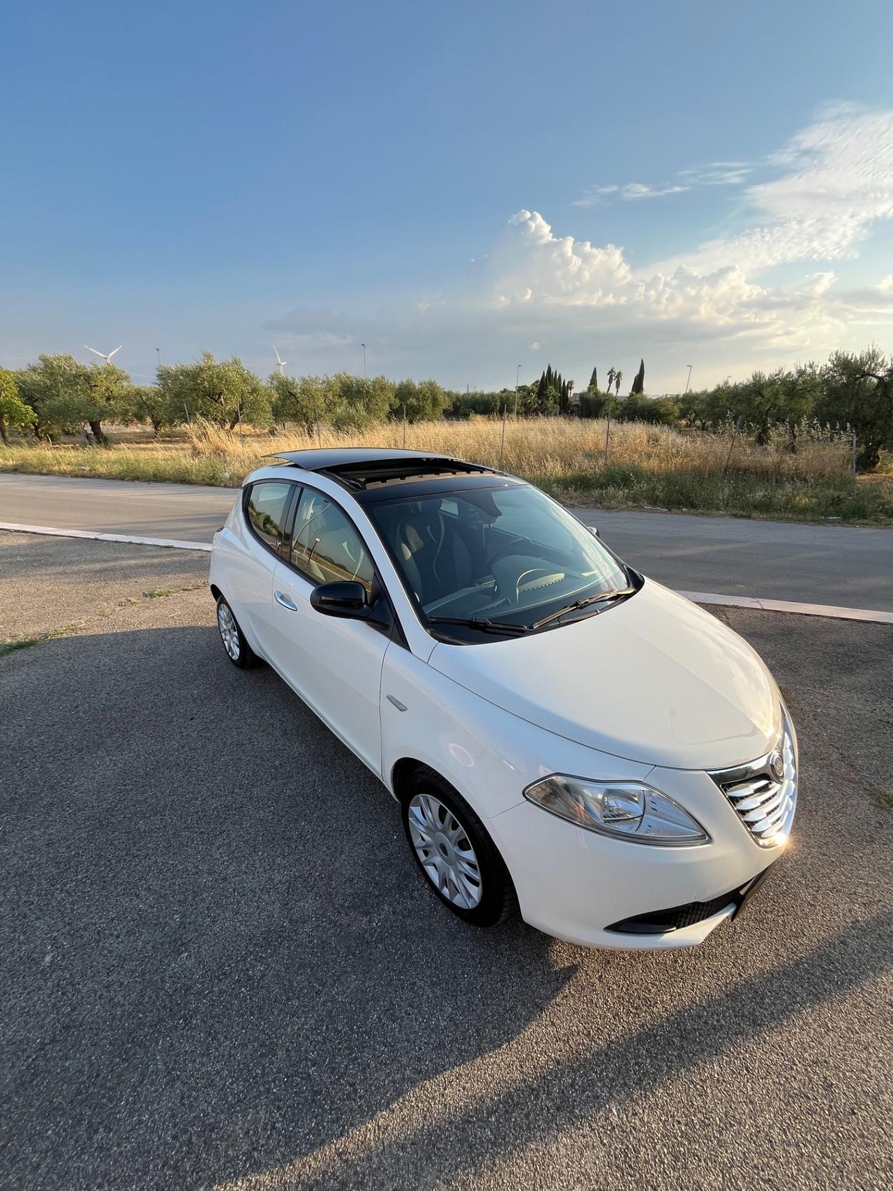 Lancia Ypsilon 1.2 69 CV 5 porte S&S Silver tetto panoramico