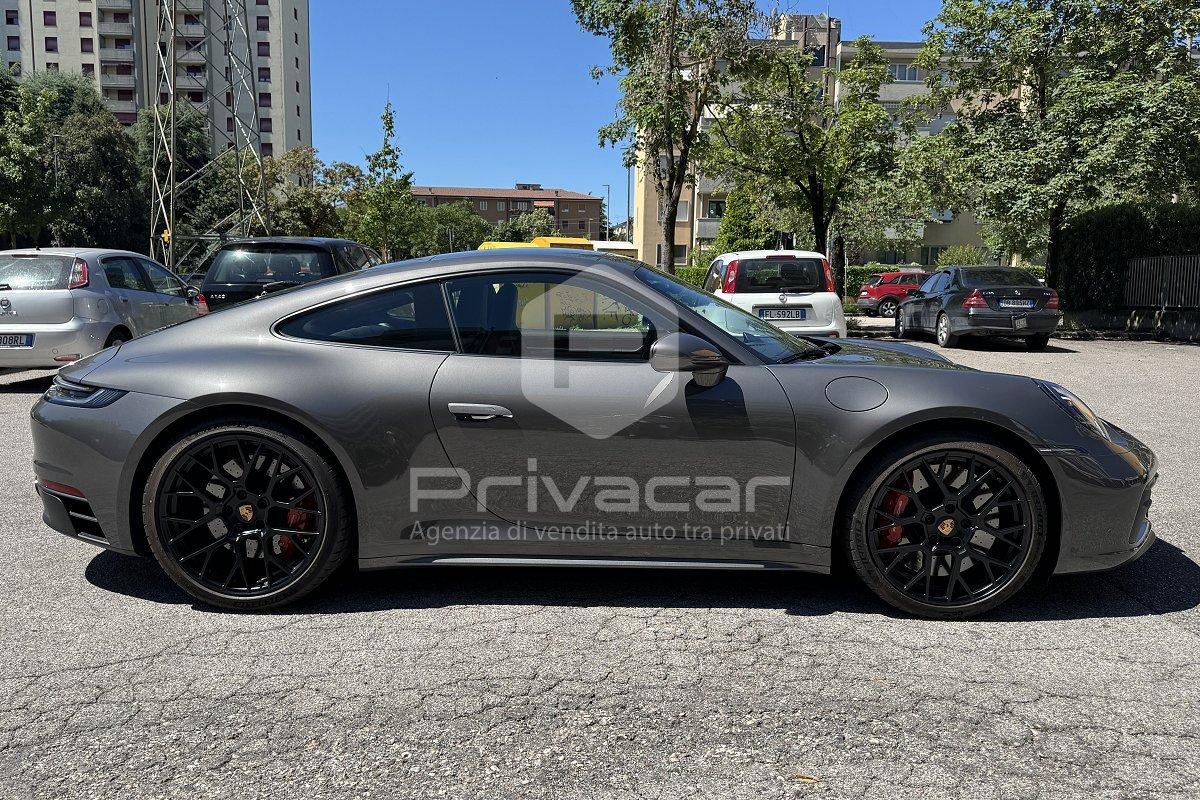PORSCHE 911 Carrera 4 GTS
