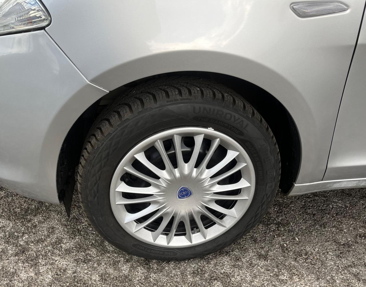 Lancia Ypsilon 1.2 69 CV5porte Silver-soloKm47500-