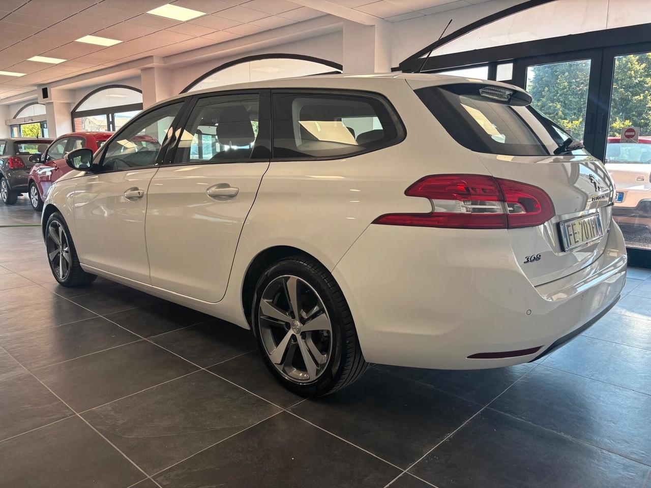 PEUGEOT 3008 ANNO 2016 DS 1.6 ADATTA NEOPATENTATI KM 140 MILA