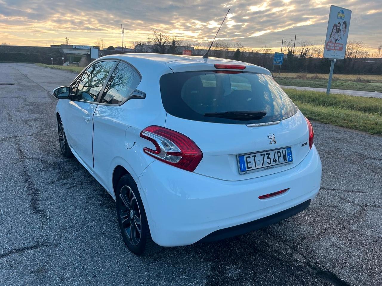 Peugeot 208 1.4 HDi 68 CV 3 porte Allure