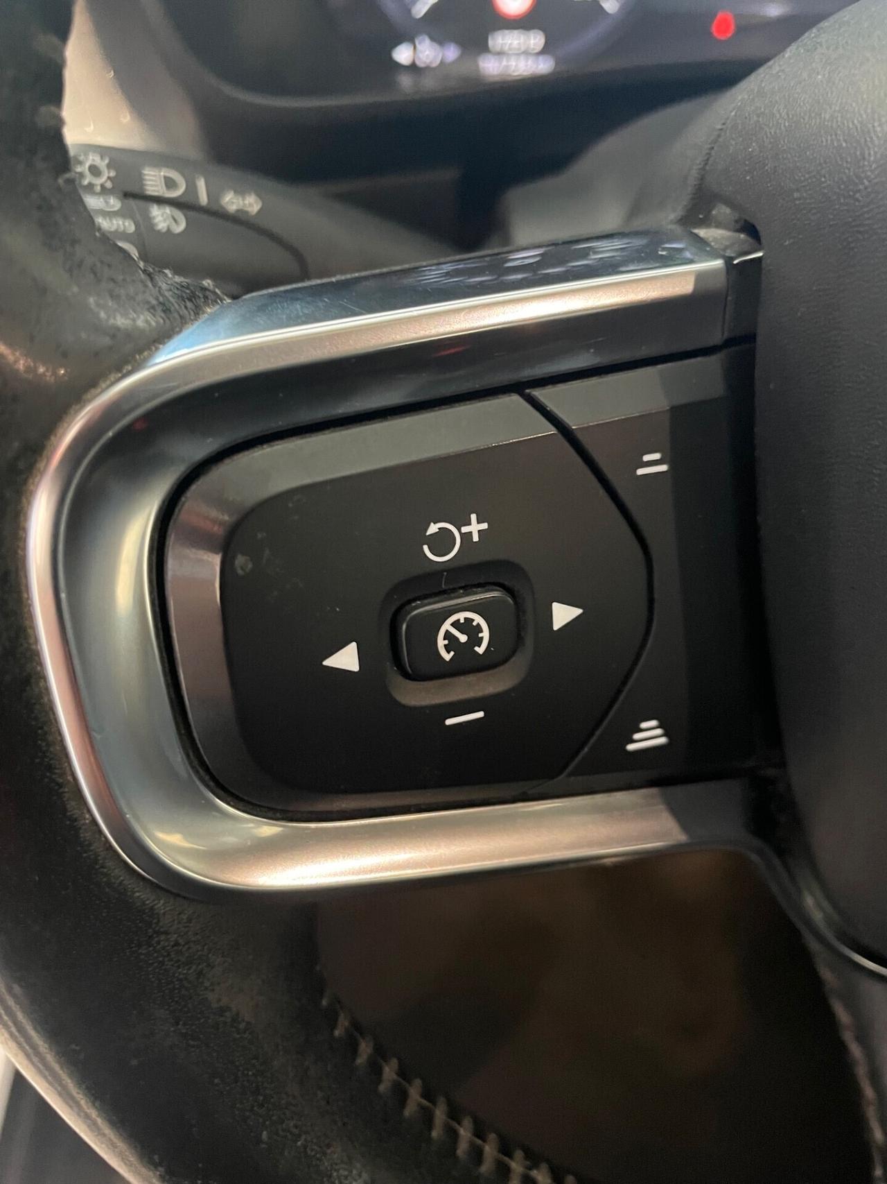 VOLVO XC40 D3 MOMENTUM "MAI VISTA UNA SIMILE"