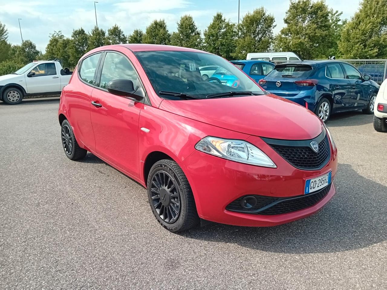 Lancia Ypsilon 1.0 firefly hybrid Silver