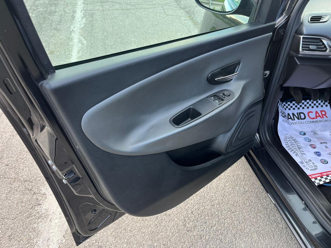 Lancia Ypsilon 1.2 5 porte Platinum Unipro 2014