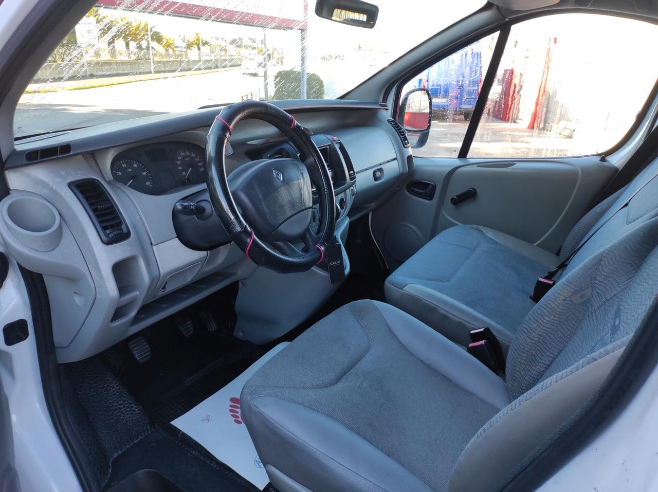 Renault Trafic 1.9 dCi - 80cv 9 POSTI