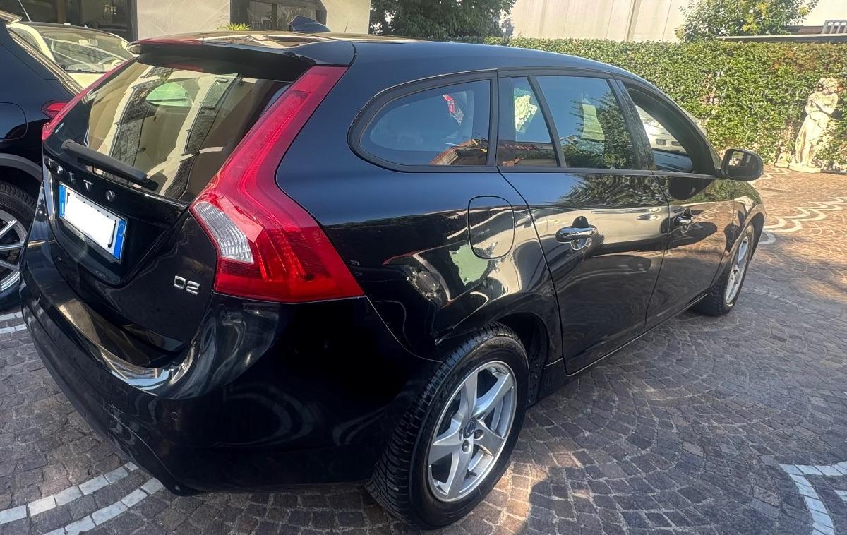 VOLVO V60 1.6 D2 R-design Momentum