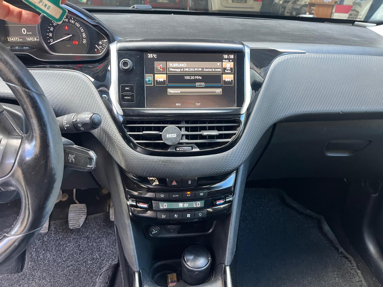 Peugeot 2008 PureTech 82 Allure 2015 131.000 KM