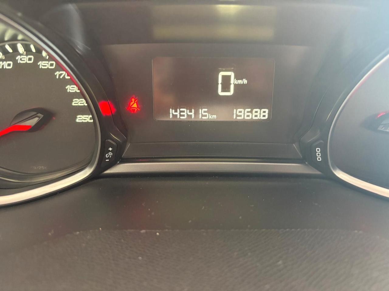 PEUGEOT 3008 ANNO 2016 DS 1.6 ADATTA NEOPATENTATI KM 140 MILA
