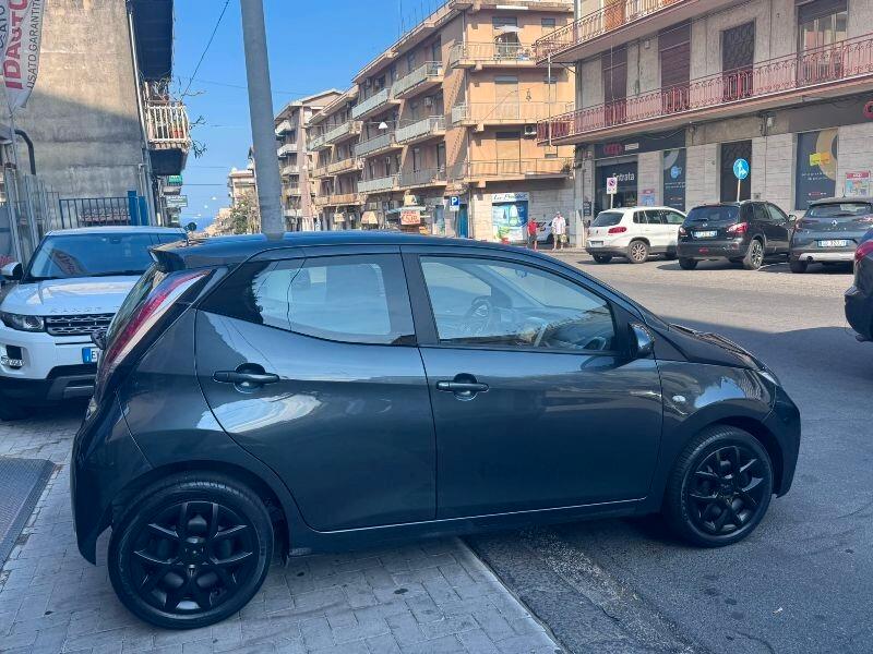 Toyota Aygo 1.0 VVT-i 69 CV 5 porte x-black