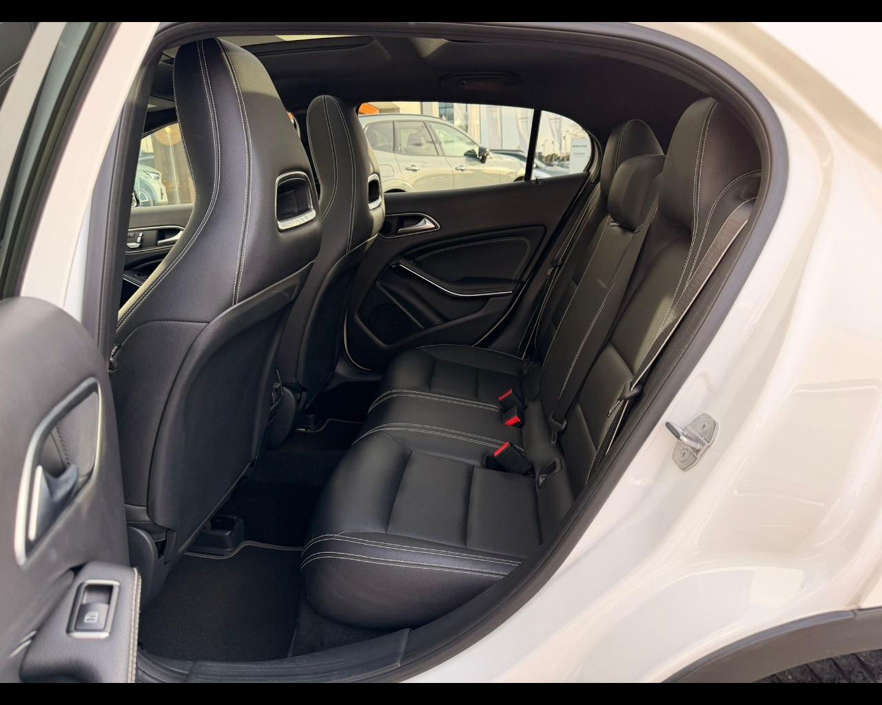 Mercedes-Benz GLA - X156 - GLA 200 d Night Edition auto