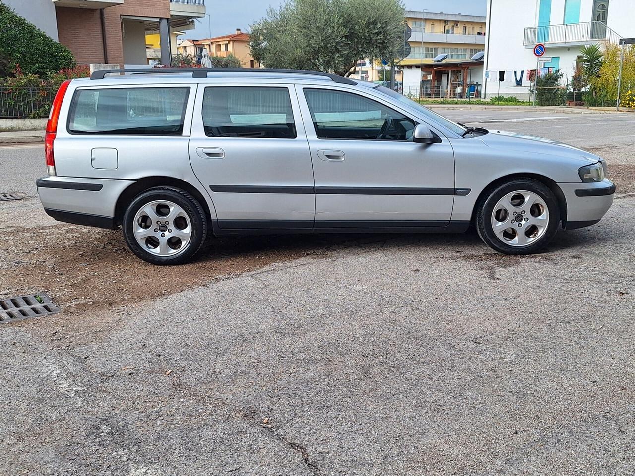 Volvo V70/XC70 V70 2.4 D5 20V cat Momentum FAMIGLIARE