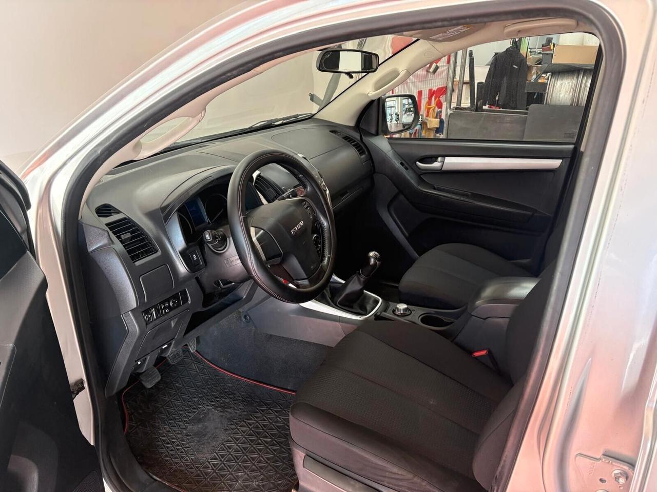 ISUZU PICK-UP -D-MAX DOPPIA CABINA 4X4 POSTI 5 GANCIO TRAINO Diesel 2.5 CV 163 Km 196.696 garanzia 12 mesi